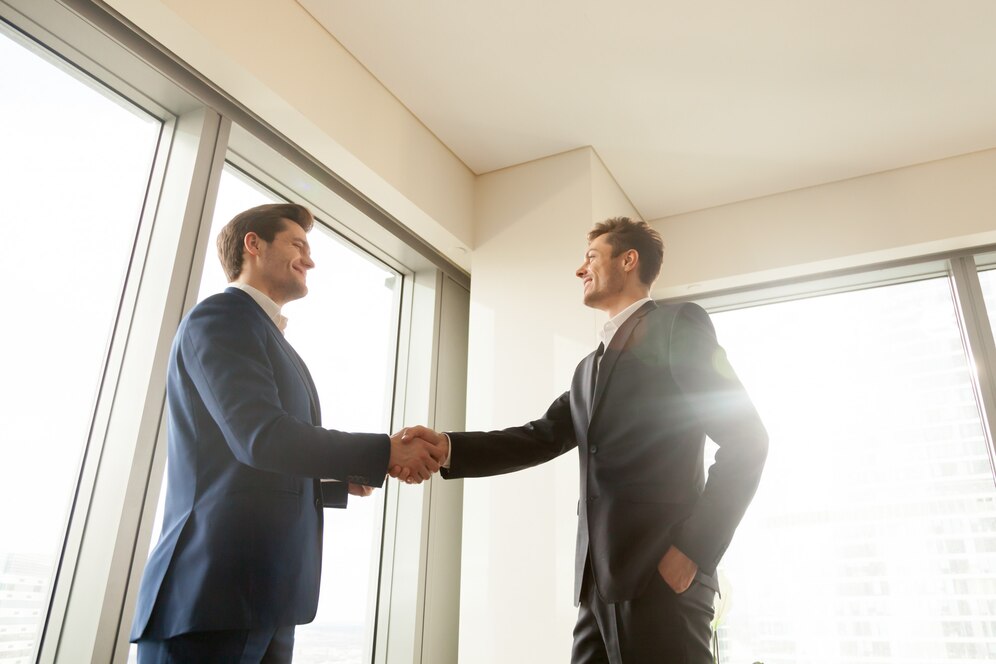 boss-shaking-hand-thanking-worker-good-job_1163-5289
